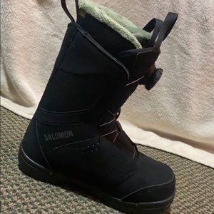 Salomon boa size 6 women’s snowboard boot.